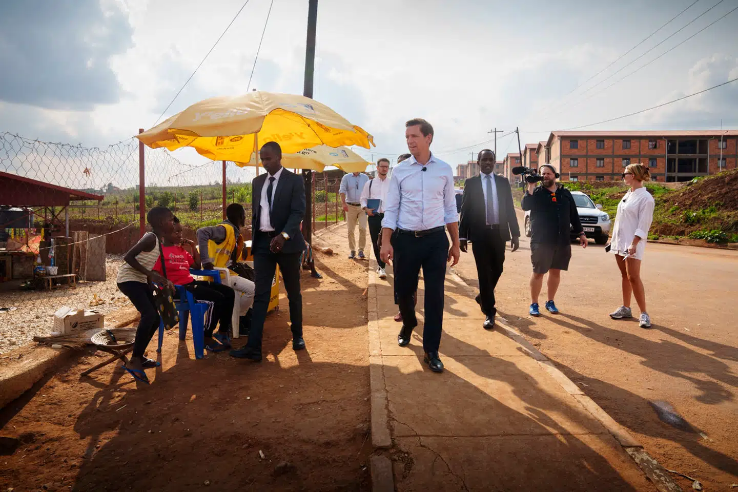 Udlændinge- og integrationsminister Kaare Dybvad Bek besøgte Rwanda i 2022 som led i regeringens nye asylaftale. Selvom der er masser af problemer med Rwanda-modellen, bør vi ikke afvise den, mener Anna Libak. Arkivfoto: Bo Amstrup, Scanpix