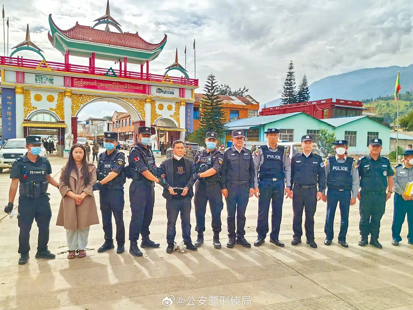 Kina fik 16. november udleveret et større antal kinesere, der har stået bag omfattende cybersvindel. Her ses en række af hjernerne bag. Opgøret har sat gang i en udvikling, der kan omstyrte militærjuntaen i Myanmar.