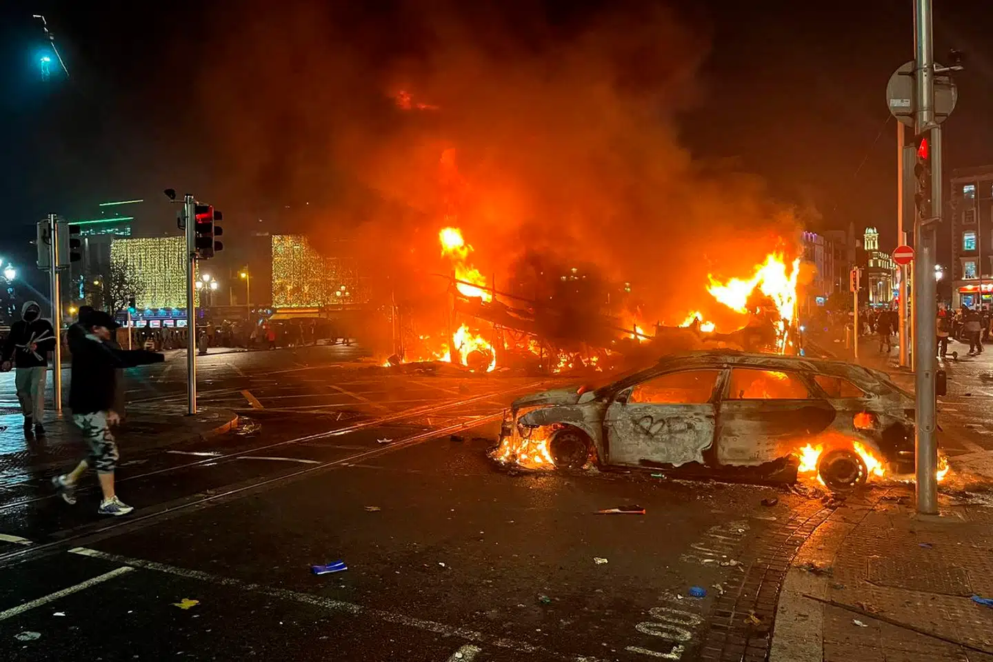 Flammer over biler og en bus i Dublin torsdag aften.