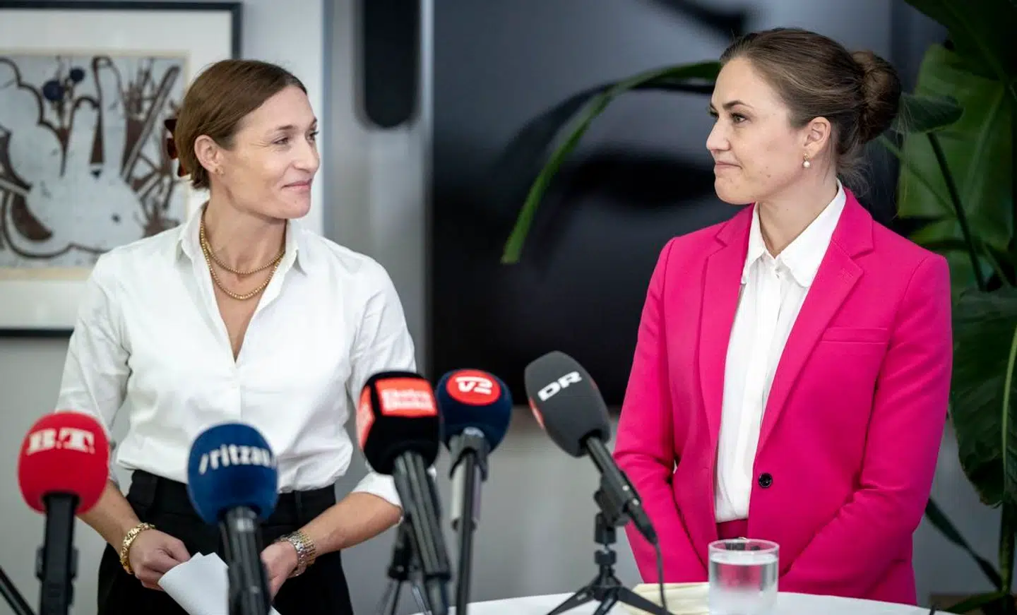 Marie Bjerre (th) var en af de ministre, der røg i rokaden. Hun måtte overlade Digitaliserings- og Ligestillingsministeriet til Mia Wagner (tv.)