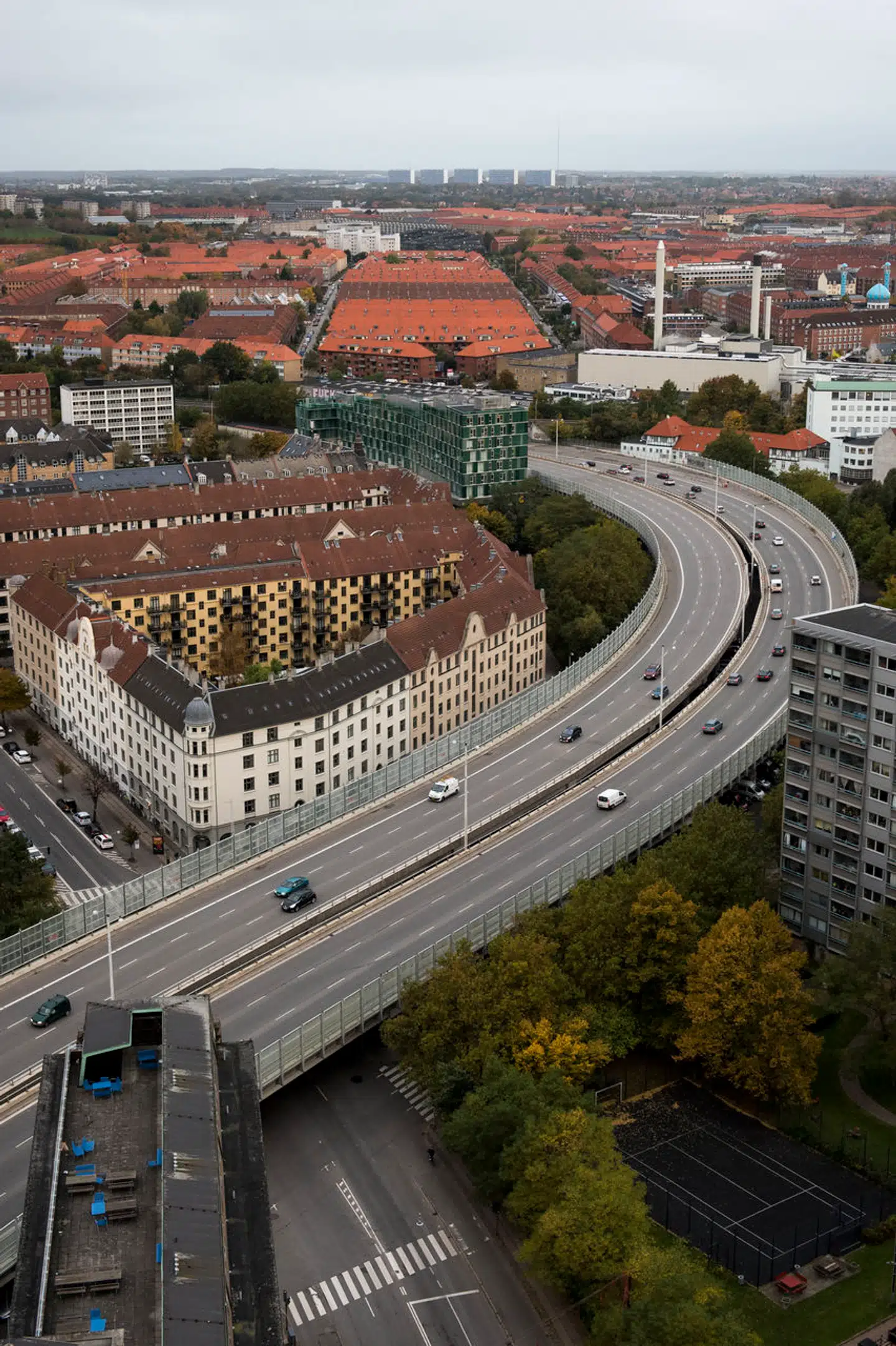 Det er ikke kun støj, der er problemet med beboelse tæt på trafikerede veje.