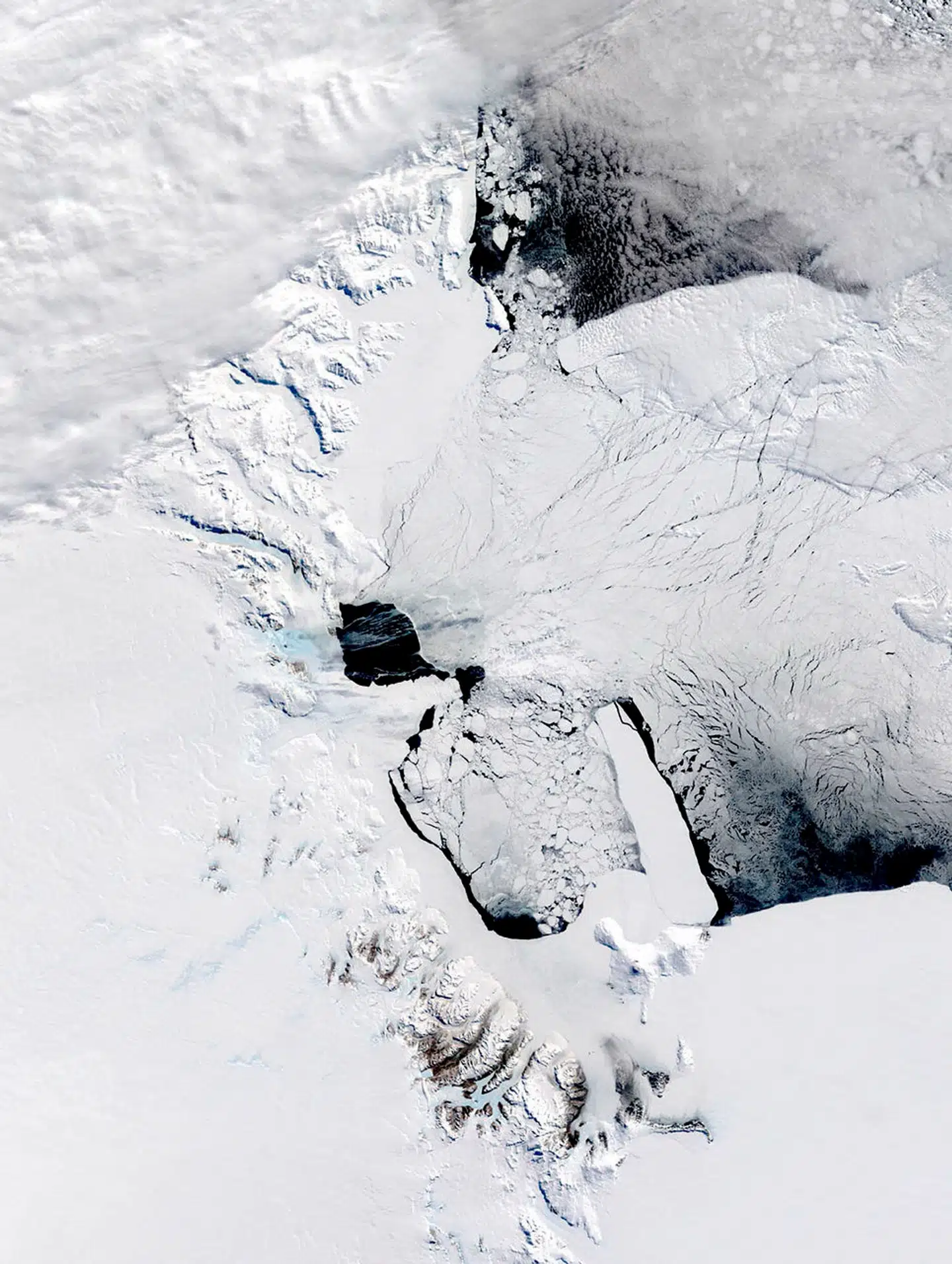 Et sattelitbillede fra Antarktis. Isbjerget A23a har tidligere været en sovjetisk forskningsbase.