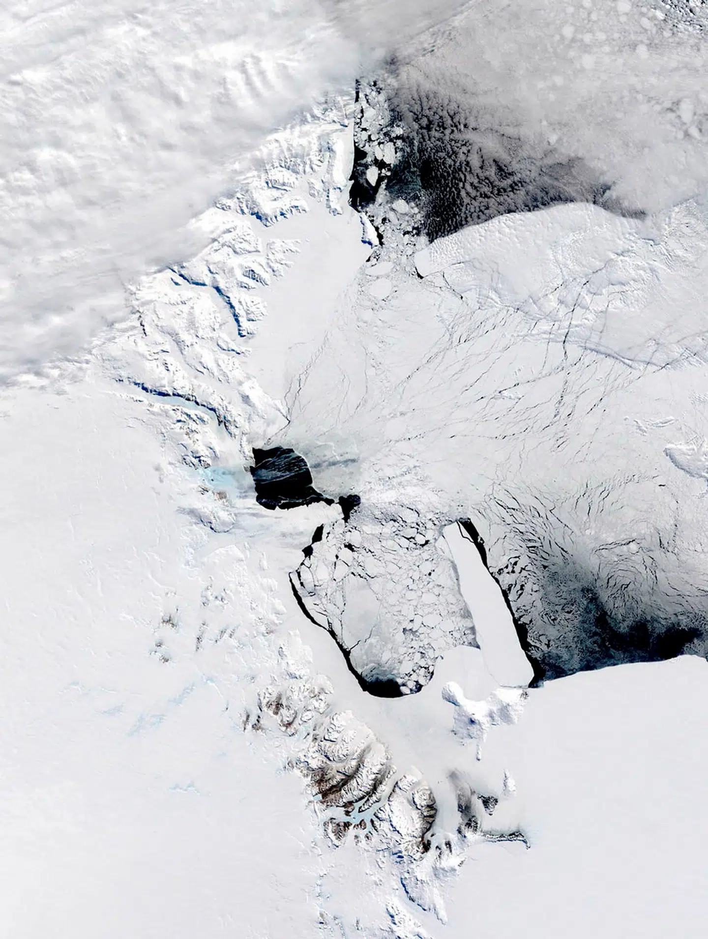 Et sattelitbillede fra Antarktis. Isbjerget A23a har tidligere været en sovjetisk forskningsbase.