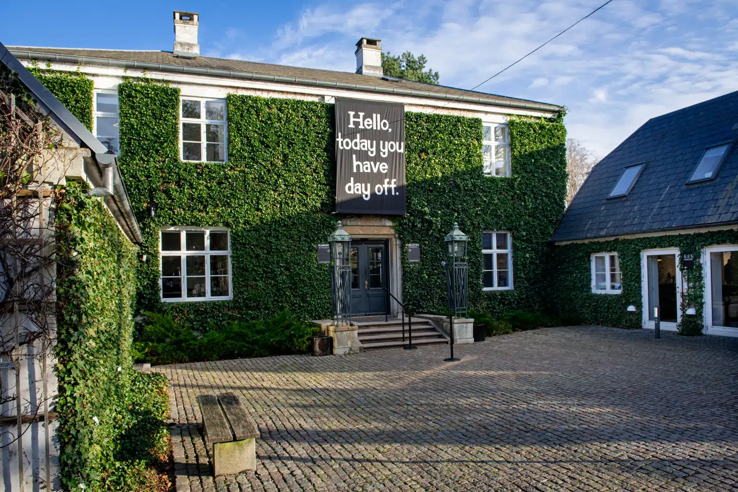 Jeremy Dellers »Hello, today you have day off« er en ironisk kommentar til Asiens ultrakapitalisme. Beskeden bliver sendt til nutidens daglejere for at fortælle dem, at der ikke er brug for dem i dag.