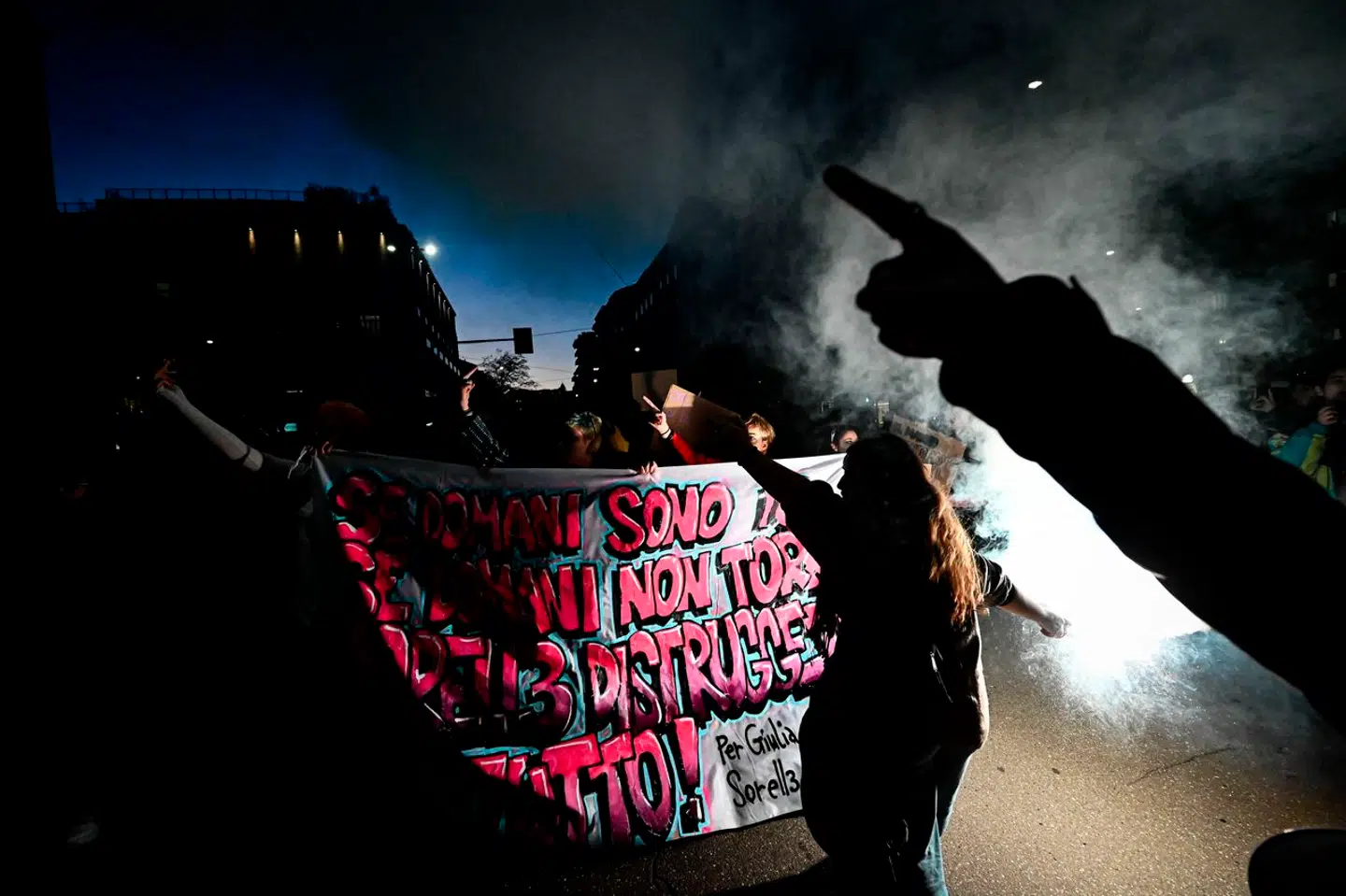 Demonstranter protesterer i Milano under et motto, der har bredt sig som en steppebrand i Italien efter mordet på 22-årige Giulia Cecchettin: »Hvis det er min tur i morgen. Hvis jeg ikke kommer tilbage, så brænd det hele ned.«