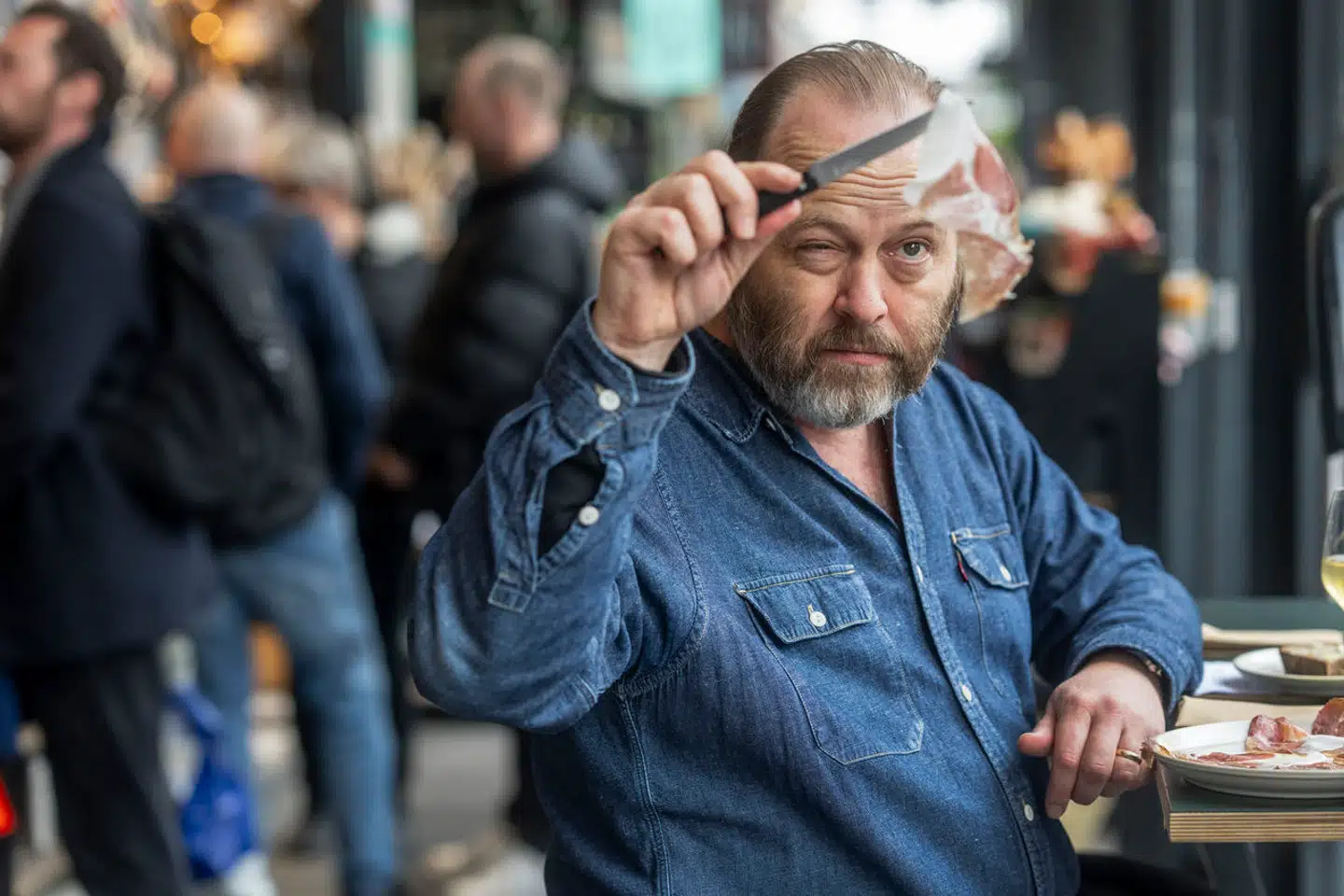 Søren Jacobsen Damm, Berlingskes gastronomiredaktør, finder det grotesk, at Danmark er det eneste land i EU, der ikke har et system, der sørger for, at borgerne betaler mindre i moms på ferske råvarer end for eksempel på cigaretter. Her ses redaktøren i øjenhøjde med et stykke lufttørret skinke fra Troldgaarden.