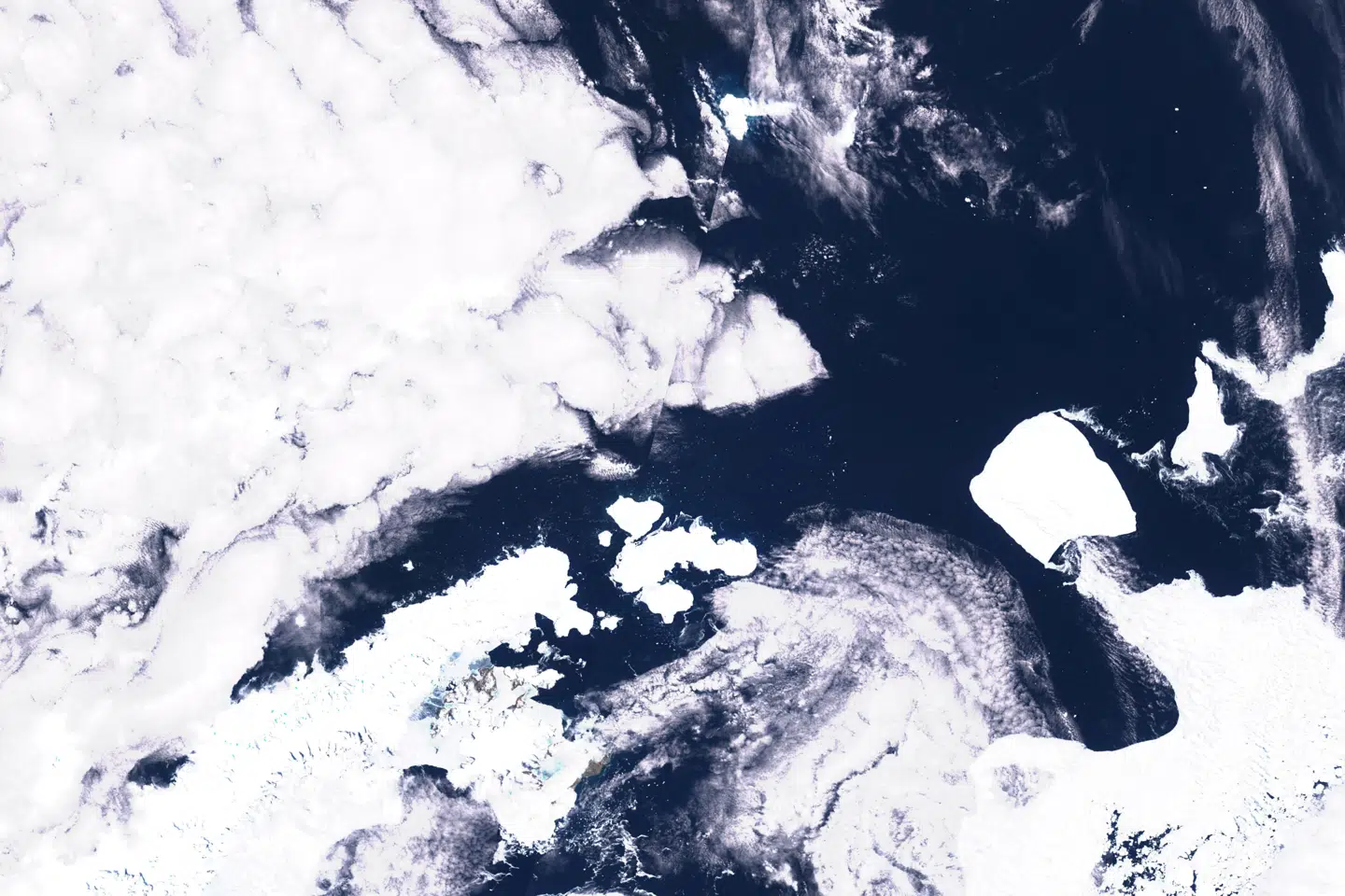 Isbjerget, hvis navn er A23a, har siden cirka 1986 været strandet, men det bevæger sig nu forbi den nordlige del af den Antarktiske halvø med hjælp fra kraftige vinde og strømme.