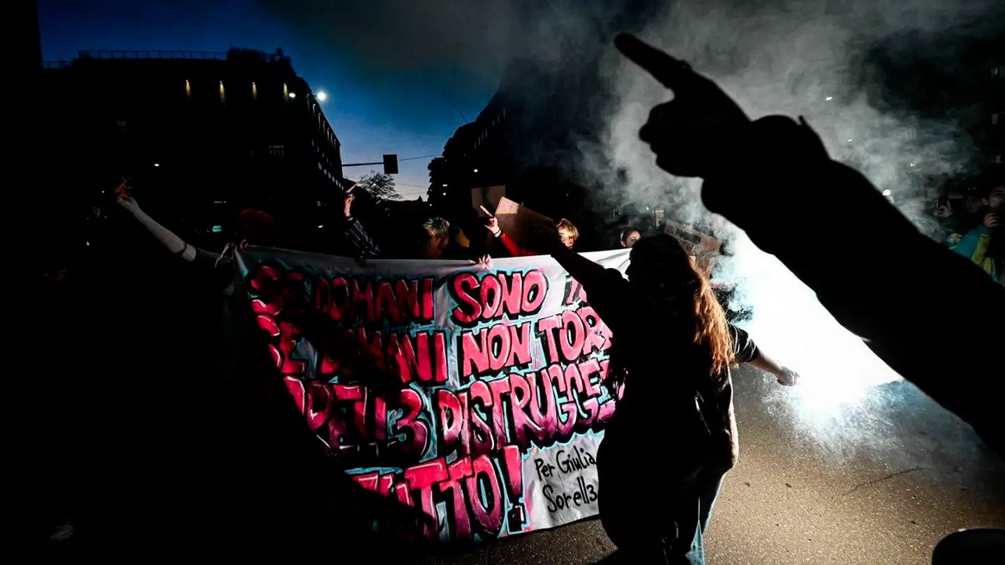 Demonstranter er gået på gaden over hele Italien. Billedet her er fra en demonstration i Milano 22. november.