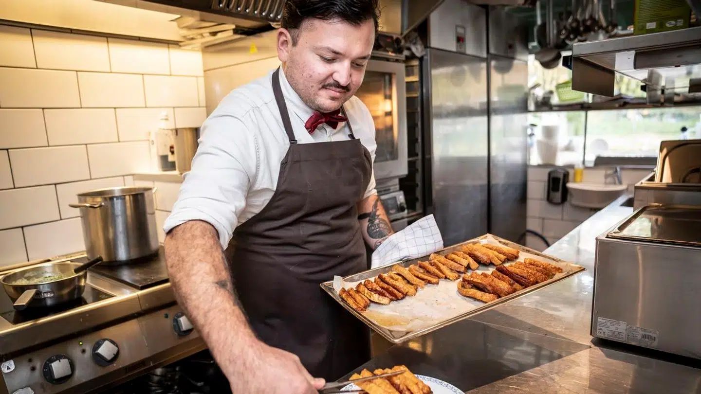 På Guldkroen i København serverede Umut Sakarya helst flæskesteg og kartofler.