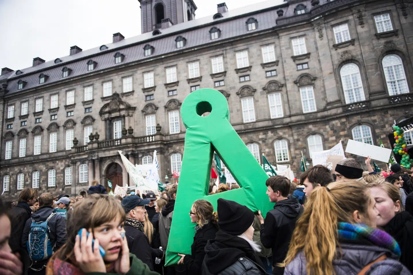 Alternativets partibogstav og logo ses her til en demonstration ved Christiansborg i 2017.