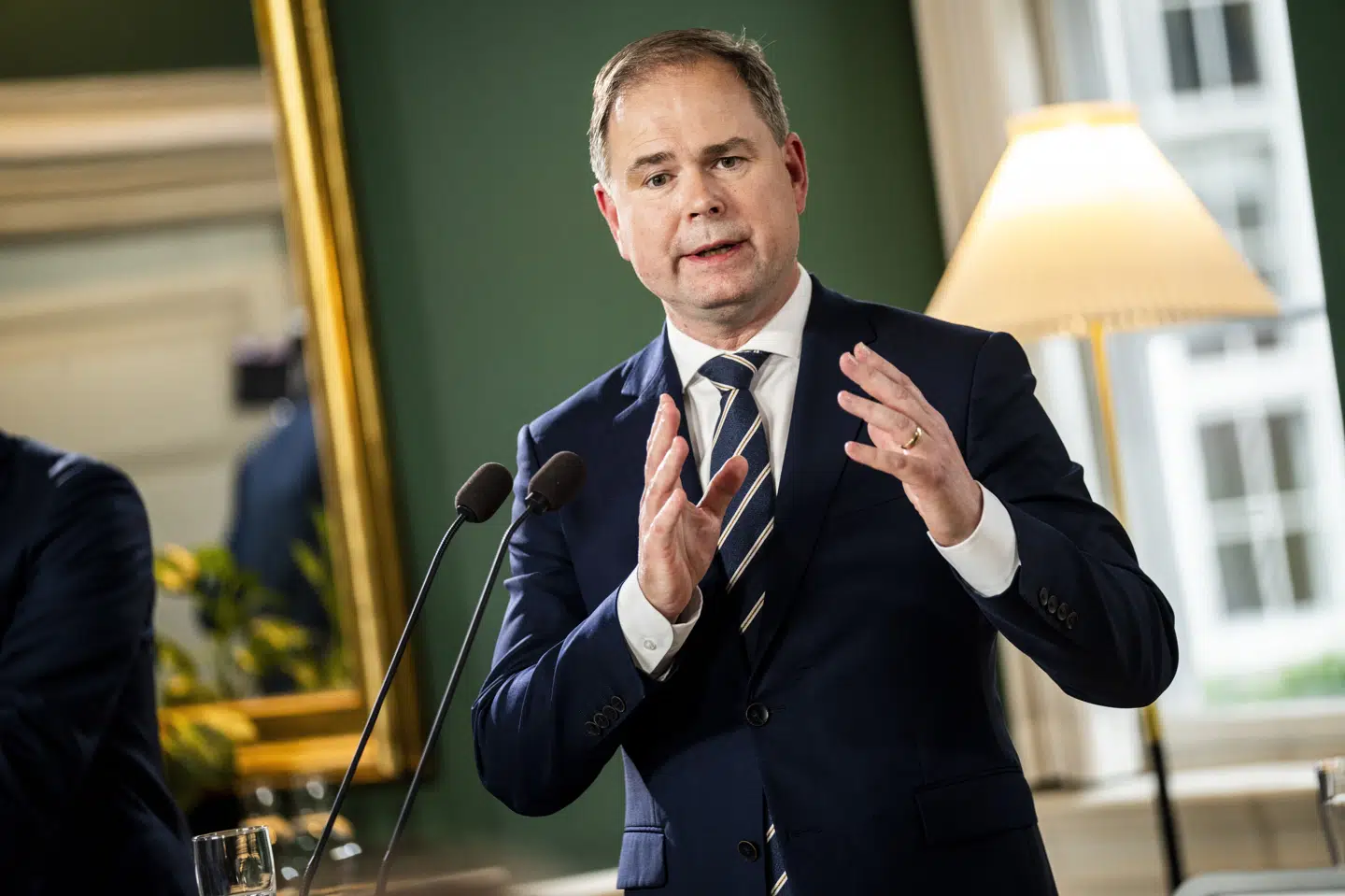 - Selvom der er flere penge i kassen, og inflationen er på vej ned, er det stadig med en forsigtig og ansvarlig tilgang, vi går til tingene, sagde finansminister Nicolai Wammen (S) ved præsentation af forslaget.