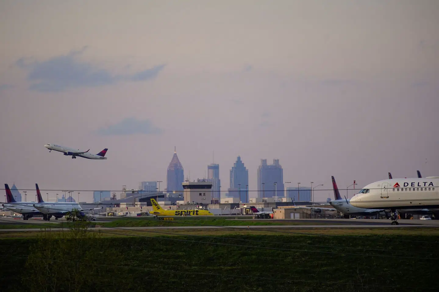 Virksomheder som flyselskaber køber CO2-kompensation for at opveje deres egen udledning, men analyser viser, at mindst halvdelen af de kompensationskøb, der blev foretaget sidste år, ikke bidrager til at nå målet.