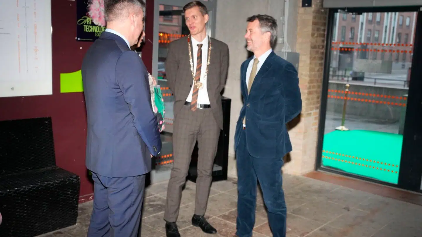 Kronprins Frederik og resten af konferencen fik en dramatisk start, da en kvinde pludselig blev dårlig.