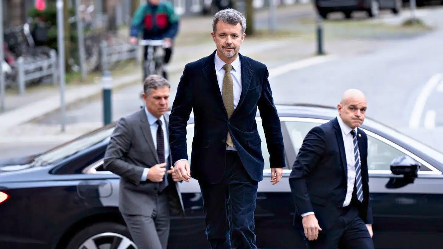 Kronprins Frederik ignorerede pressen det meste af dagen, men til sidst svarede han B.T.