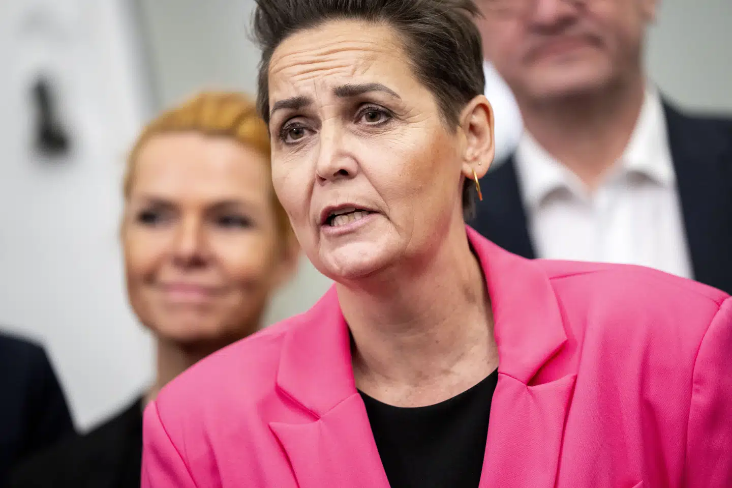 Partiformand Pia Olsen Dyhr (SF) mener, at regeringen er optaget af at forhandle med andre partier, fordi den "føler sig usikker på sit flertal".