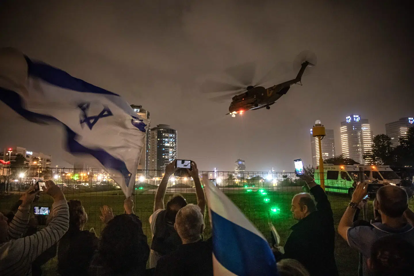 En israelsk militærhelikopter transporterer løsladte gidsler til hospitalet. Den israelske regering er gået med til at forlænge våbenhvilen med en dag for hver yderligere ti gidsler, der bliver frigivet. Foto: Christophe Petit Tesson, Scanpix.