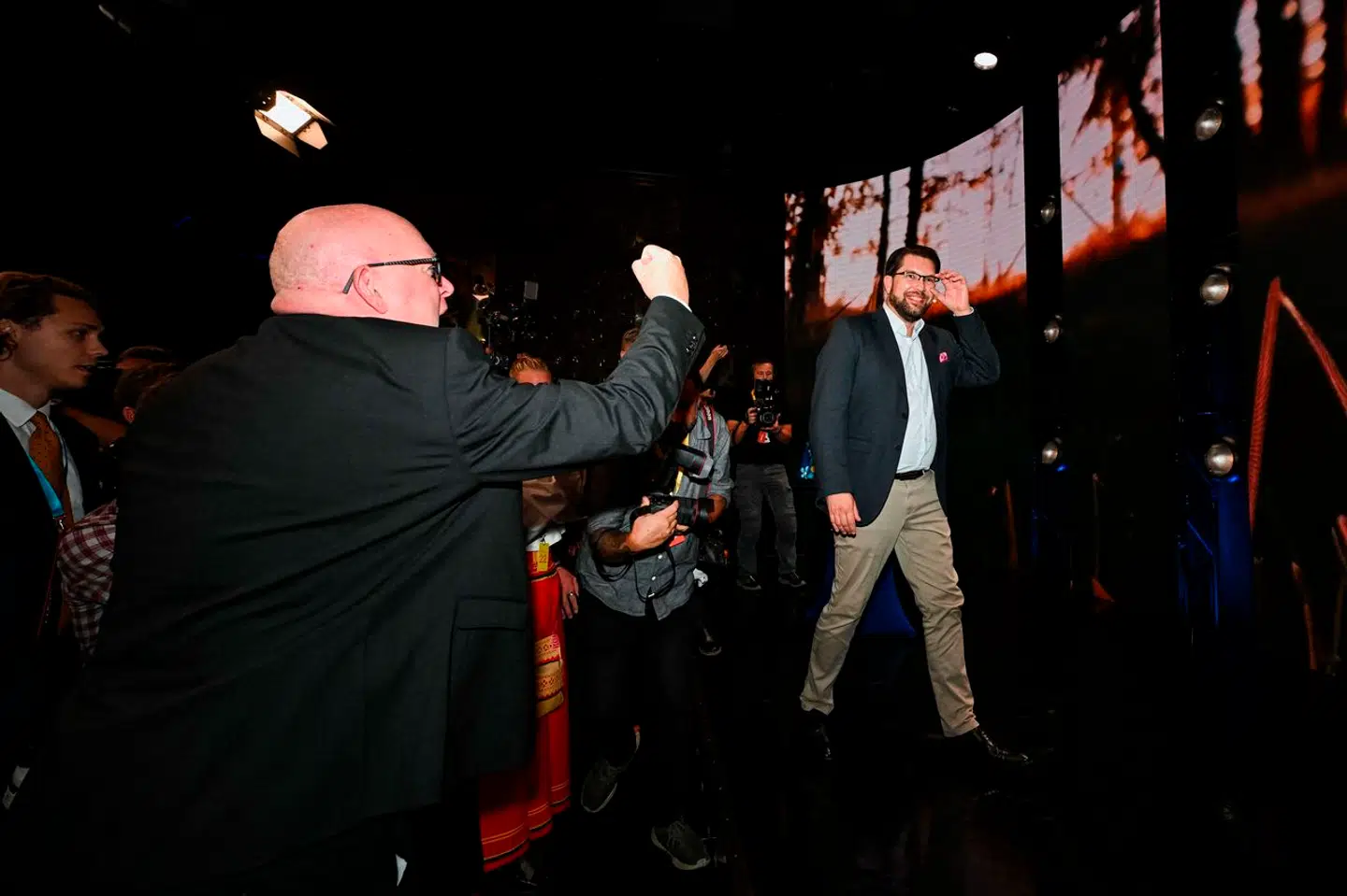 Sverigedemokraterne er i dag Sveriges største borgerlige parti. Alligevel står de uden for regeringen og er blot støtteparti. De har dog stor indflydelse på den førte politik fra den borgerlige regering.