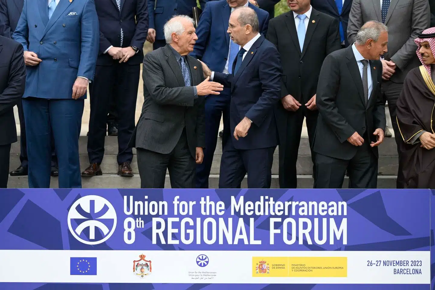 EUs udenrigschef Josep Borrell taler med den jordanske udenrigsminister Ayman Safadi, mens der gøres klar til »familiefoto« efter Middelhavsunionens møde i Barcelona. Men der manglede en vigtig deltager på billedet.