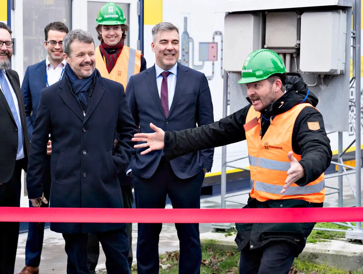 Kronprins Frederik ignorerede pressen, men så ellers ud til at være i fint humør til mandagens klimakonference i Aalborg. Her ses kronprinsen til indvielse af Aalborg Portlands pilotanlæg til CO2-fangst.