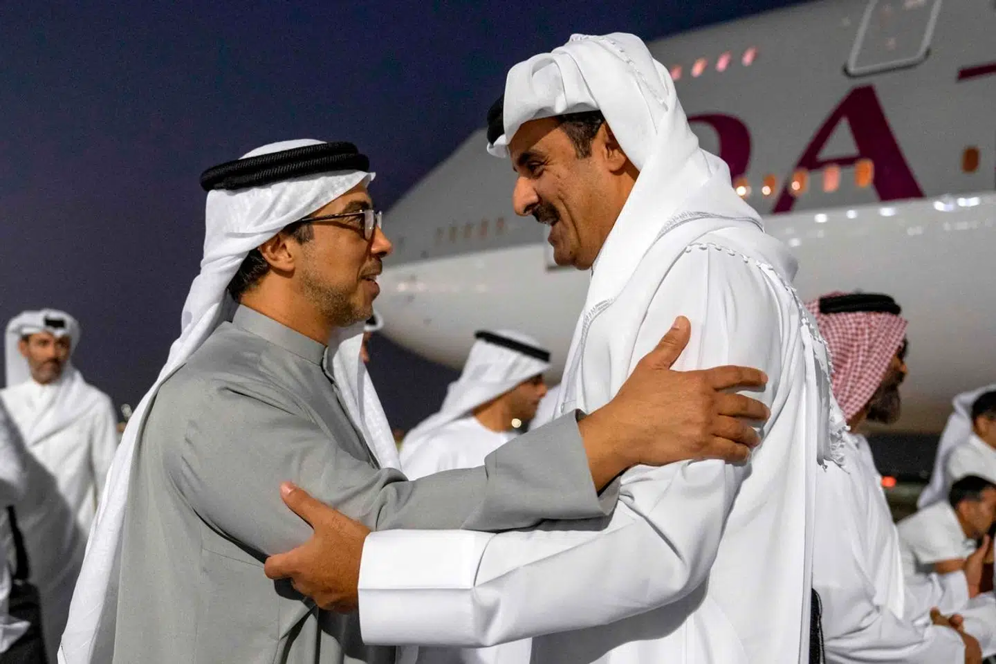 De Forenede Arabiske Emiraters vicepræsident, sheik Mansour bin Zayed al-Nahyan (tv.), modtager Qatars emir, sheik Tamim bin Hamad al-Thani. Sheik Mansour har skabt stor diskussion i Storbritannien, fordi han vil købe en af landets største aviser.