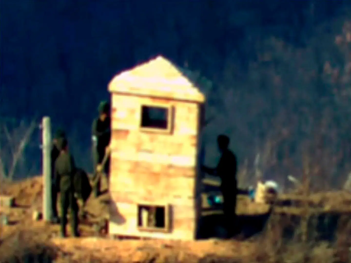 Sydkoreanske overvågningsoptagelser viser, at den nordkoreanske hær har flyttet tunge våben til den sydkoreanske grænse.