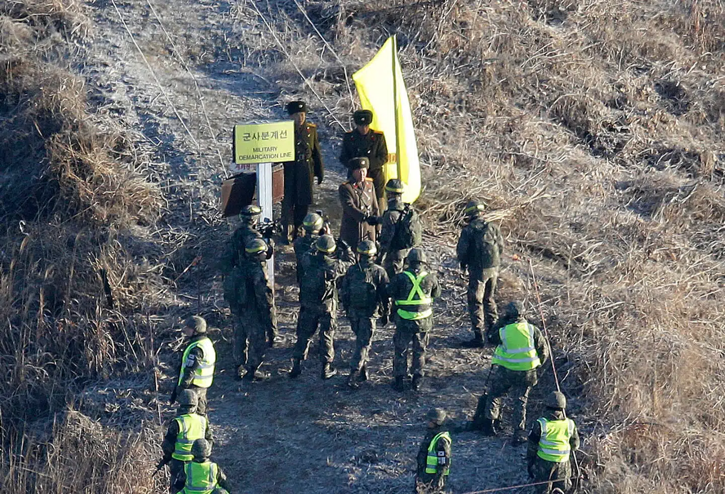 Nordkoreanske og sydkoreanske soldater giver hinanden hånden ved landegrænsen i Cheorwon 12. december 2018.