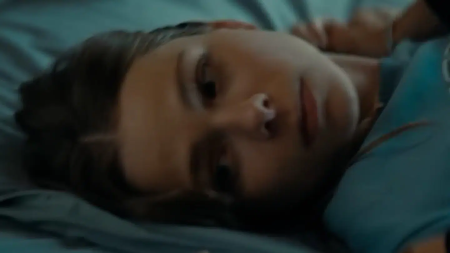 Den unge pige Stella bliver voldtaget, og det splitter hendes forældre. Hvordan skal man reagere, hvis ikke man kan dokumentere overgrebet? Serien »En helt normal familie« er ganske effektiv trods den lidt overtydelige form.