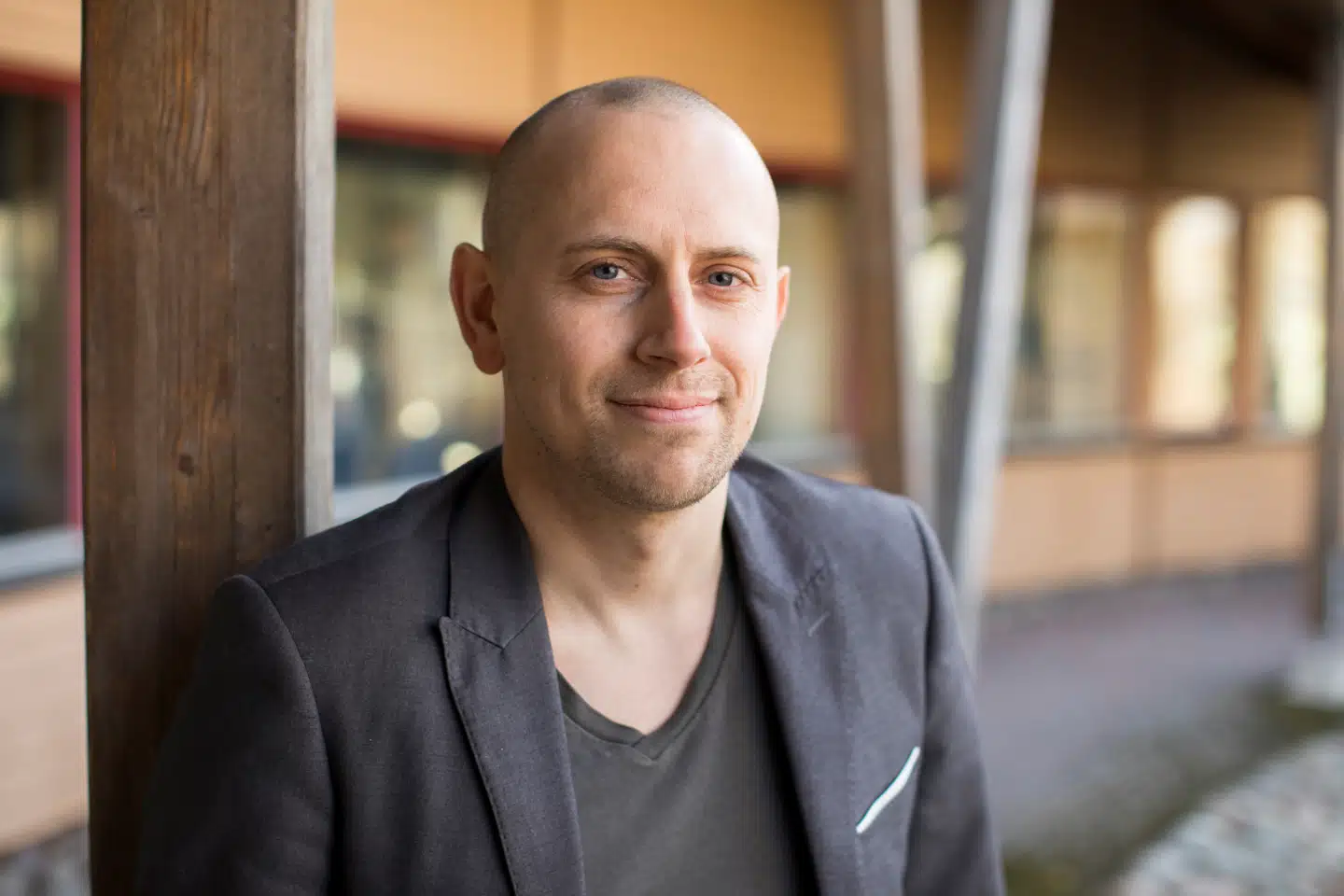 Når naboen kommer hjem og sætter sig foran tv’et, møder han og familien typisk kun budskaber, der konsoliderer og ikke udfordrer en yderst klima- og miljøbelastende livsstil. Derfor skal du påtage dig at udfordre ham. Det mener Gregers Andersen.