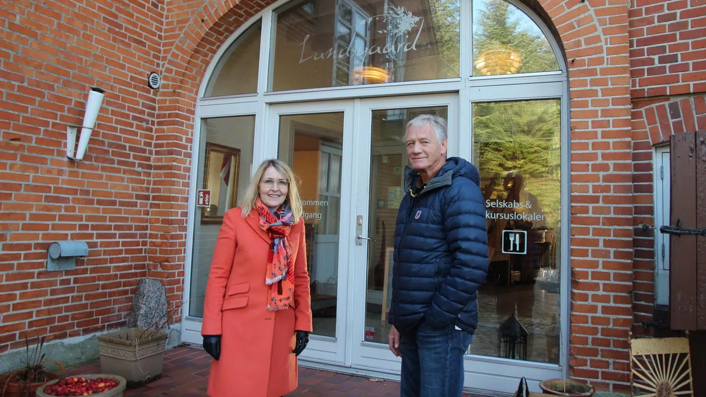 Rune Moustgaard ejer Lundsgaard Bed&Breakfast, der ikke har modtaget tilstrækkelig betaling i 2023, der står med EU-parlamentariker Christel Schaldemose.