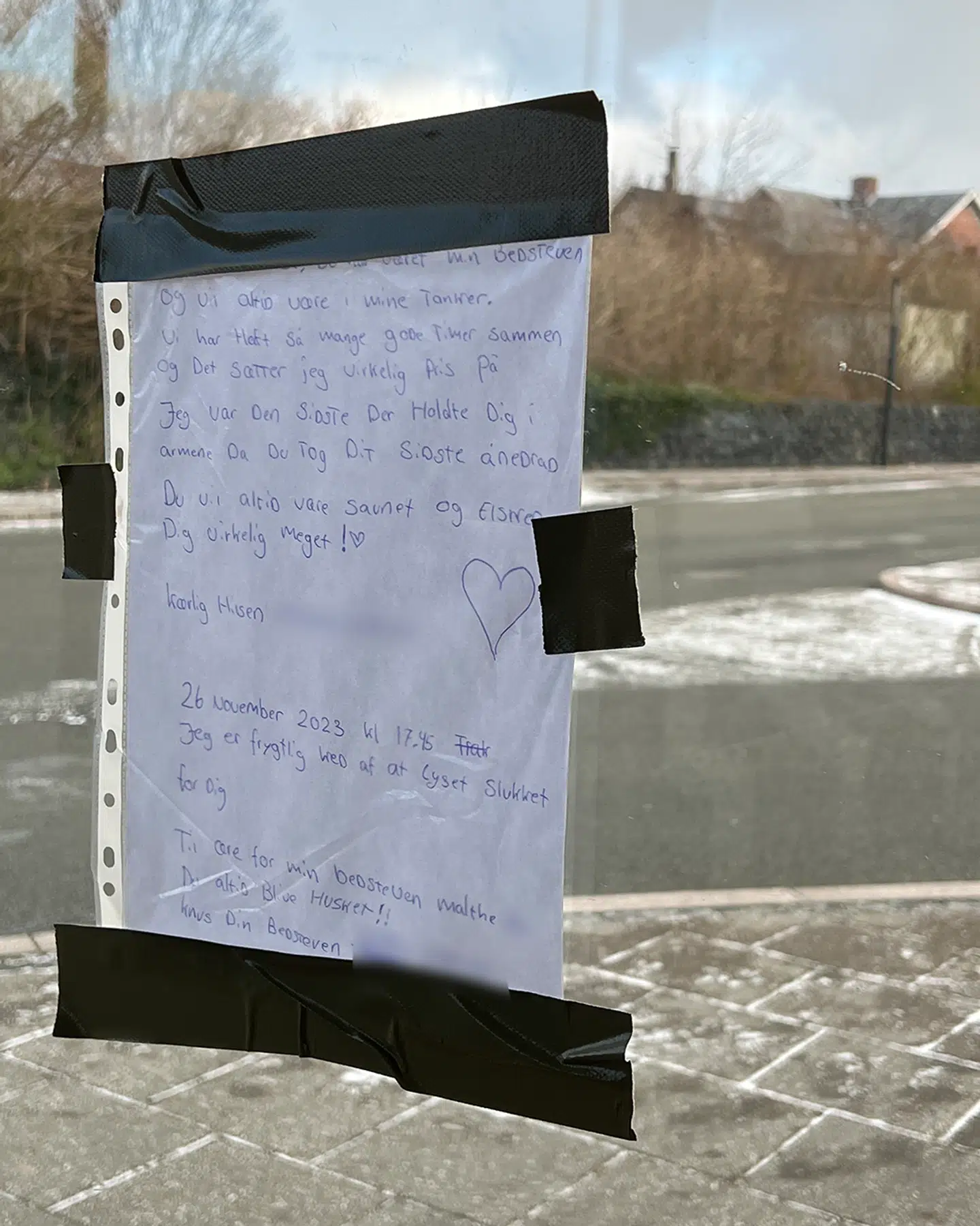 Offerets bedste ven har hængt et brev op på drabsstedet efter den tragiske hændelse søndag aften.