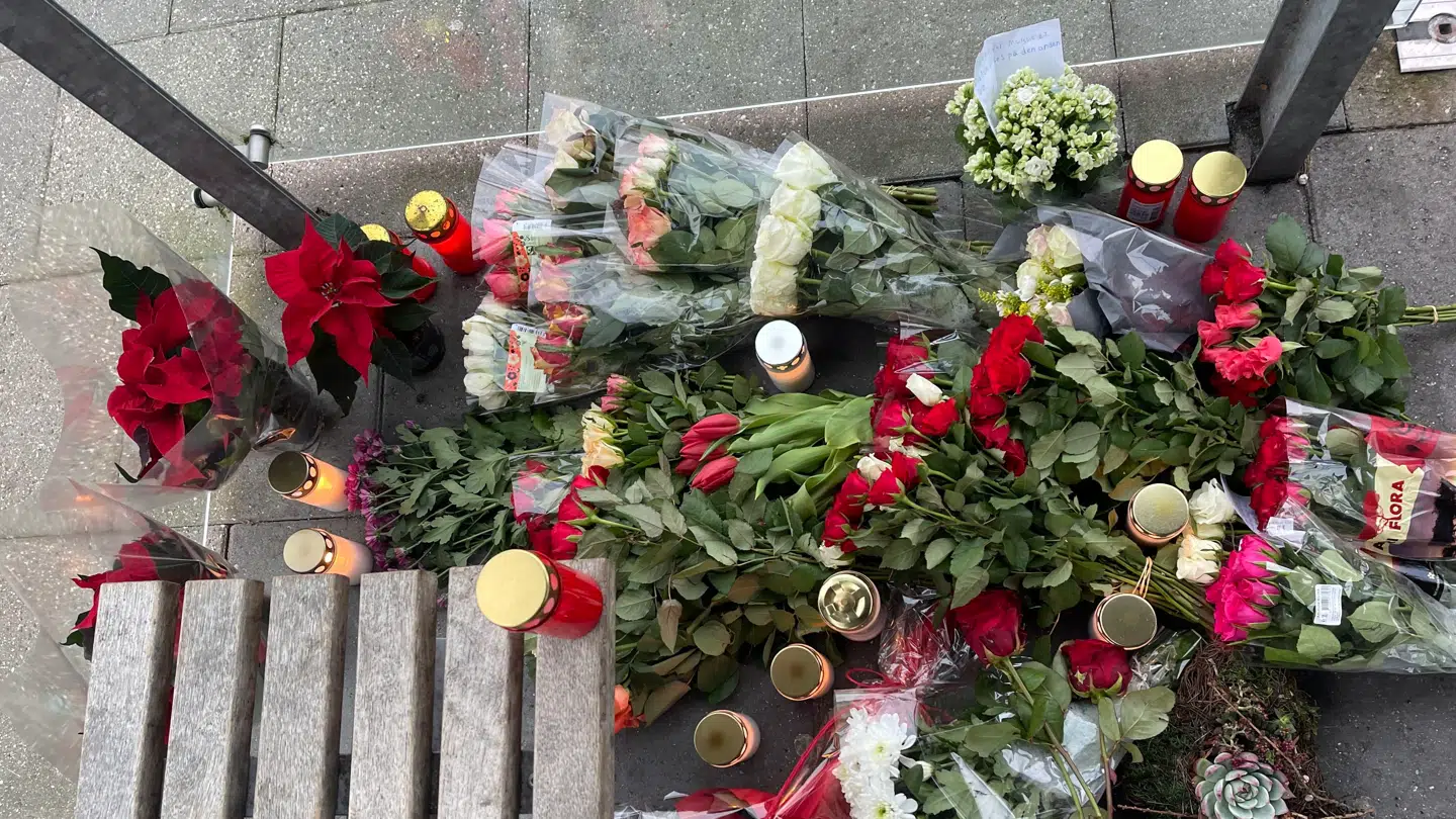 Flere i lokalområdet lagde blomster og tændte lys på gerningsstedet.