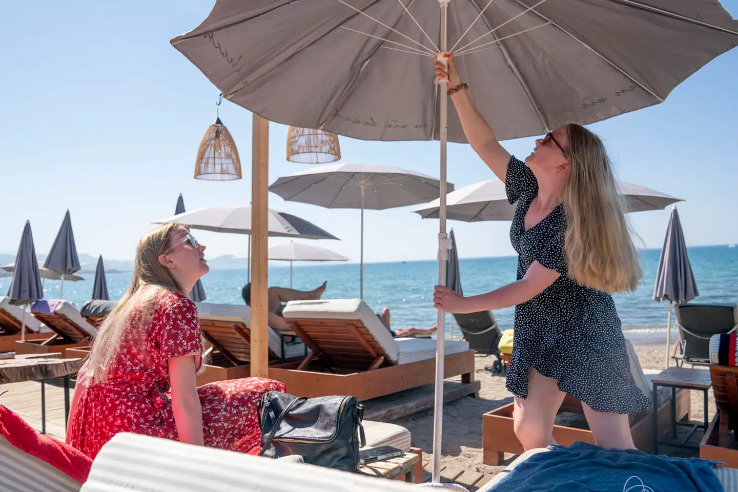 Lige nu føles sommerferien langt væk, men når vi igen slår parasollerne op, er det vanen tro som umyndiggjorte borgere, som staten ikke selv tiltror evnen at spare op, skriver Amalie Lyhne i denne leder.
