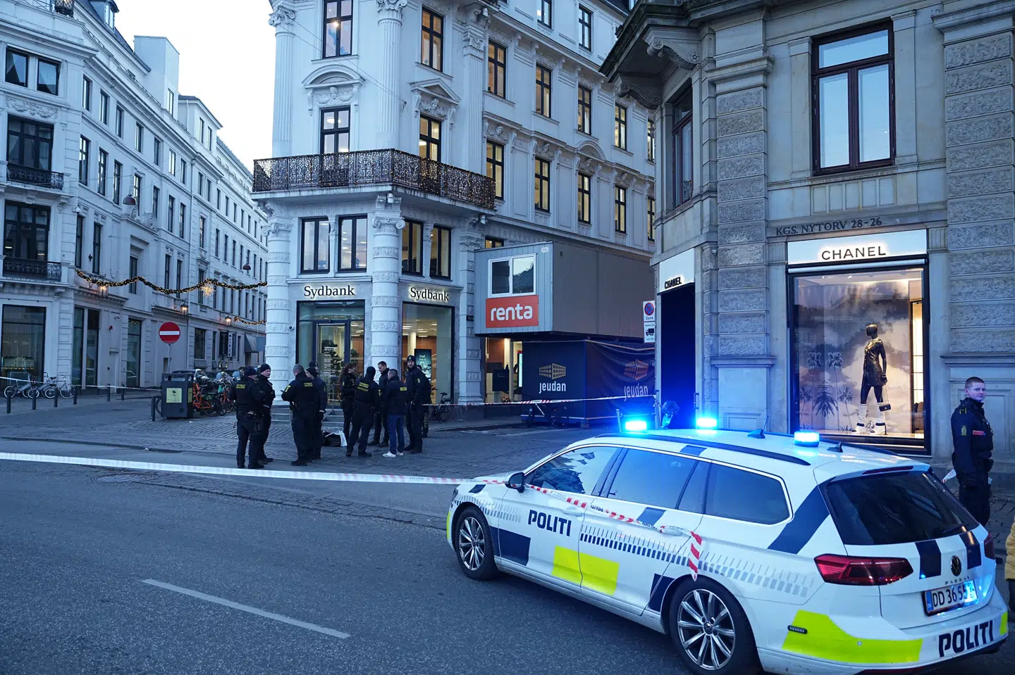 Politiet arbejder på Kongens Nytorv i København, tirsdag den 28. november 2023. Politiet anholdt tre formodede gerningsmænd, som sættes i forbindelse med et røveri mod en juvelerforretning i Grønnegade. Her blev en ekspedient lettere såret af en kniv.