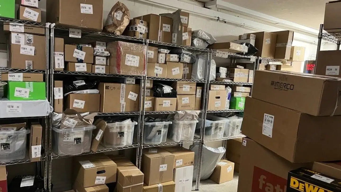 Varelageret hos OK Plus er godt proppet til.