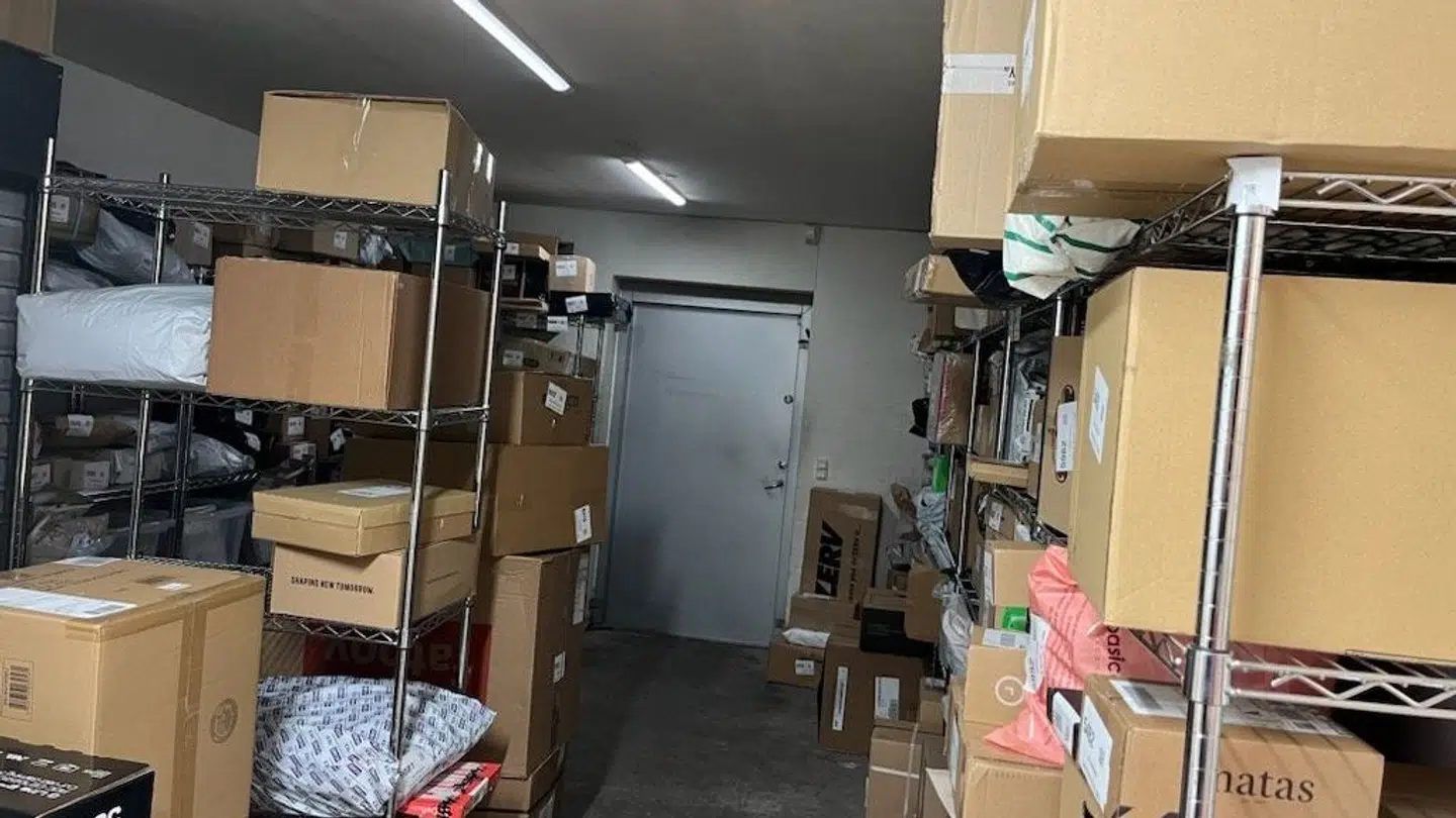 Louise Andersen anslår, at man har op mod 1600 pakker liggende.