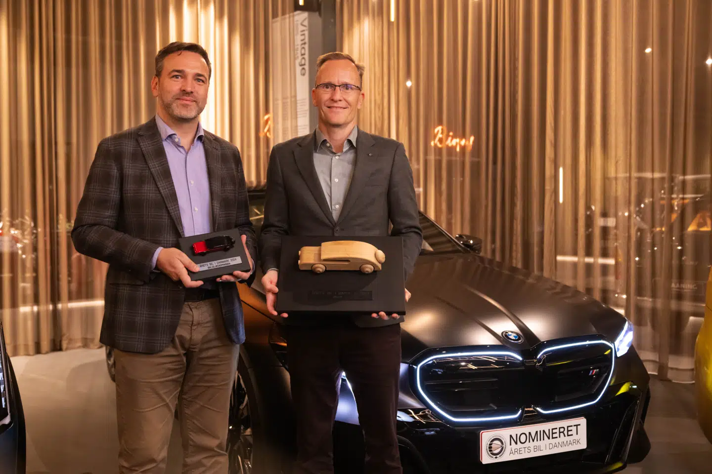 På billedet ses indholdsredaktør hos FDM Karsten M. Lemche (tv), der også er formand for Danske Motorjournalister, og direktør for BMW Danmark Jan Askholm til kåringen af Årets Bil i Danmark.