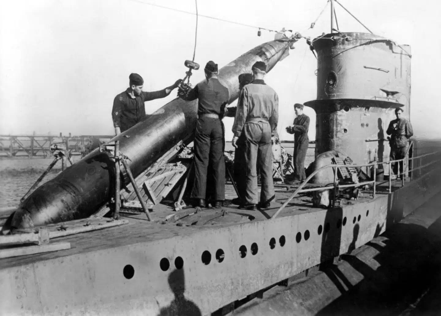 Tyske ubådsfolk får her friske torpedoer ombord. Nødstedte tyske ubådsfolk under Slaget om Atlanten var blandt de første, som briterne hemmeligt kunne aflytte i fangelejrene.