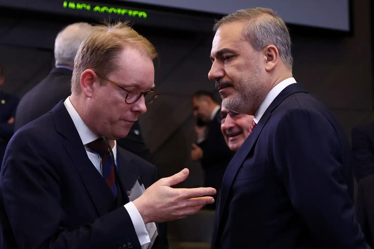 Sveriges udenrigsminister, Tobias Billström (t.v.), taler med sin tyrkiske kollega, Hakan Fidan (t.h.), ved et møde mellem Nato-landenes udenrigsministre i Bruxelles tirsdag.