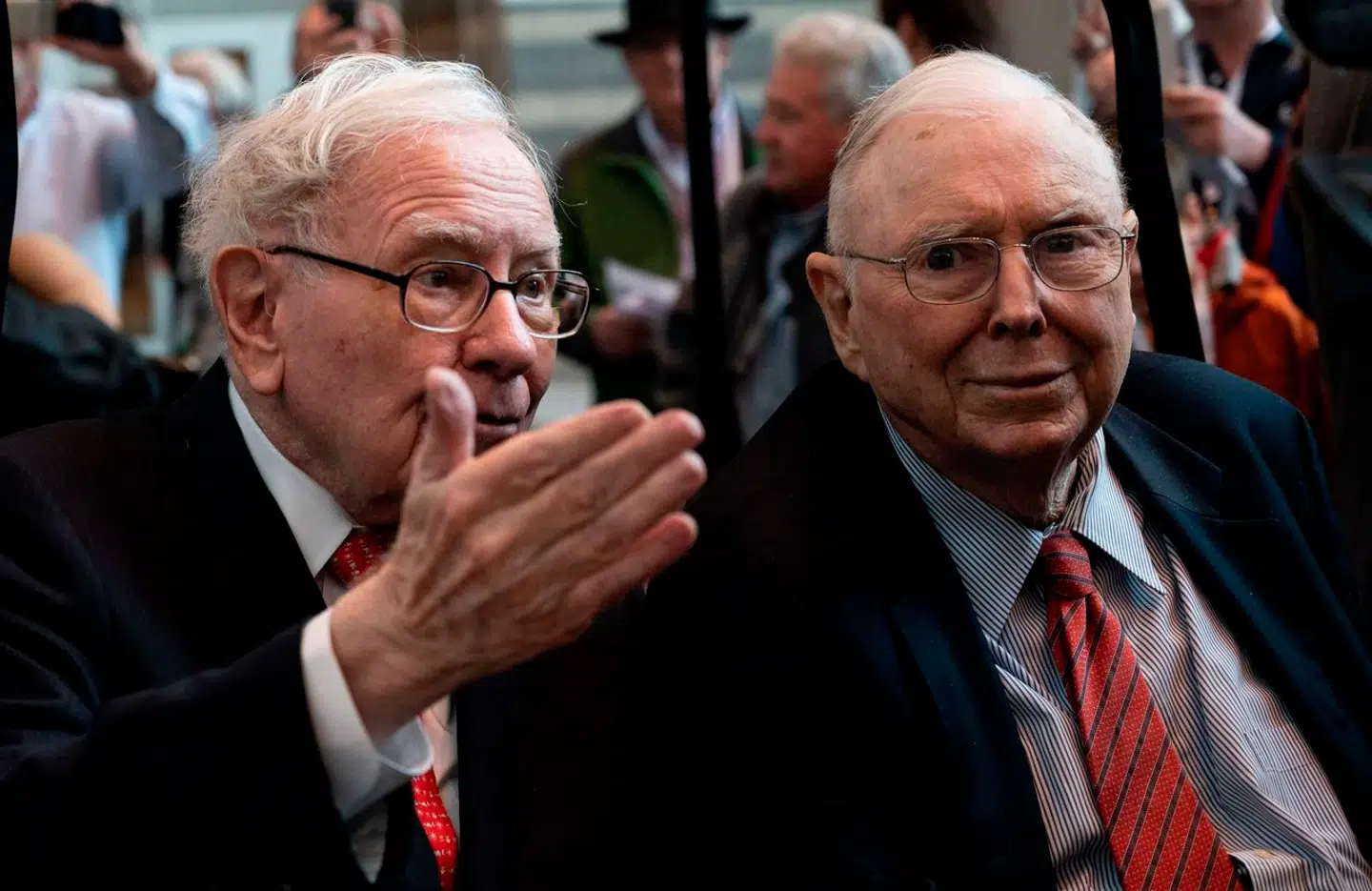 Til venstre ses Warren Buffett, der står i spidsen for Berkshire Hathaway. Til højre se hans højrehånd og næstformand, Charlie Munger under en generalforsamling i 2019 i Omaha, Nebraska
