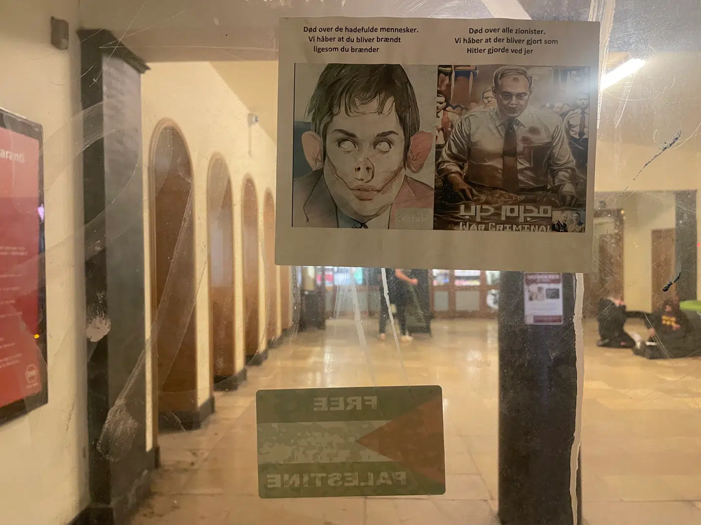 Plakaten hænger på Nørrebro Station tirsdag aften.