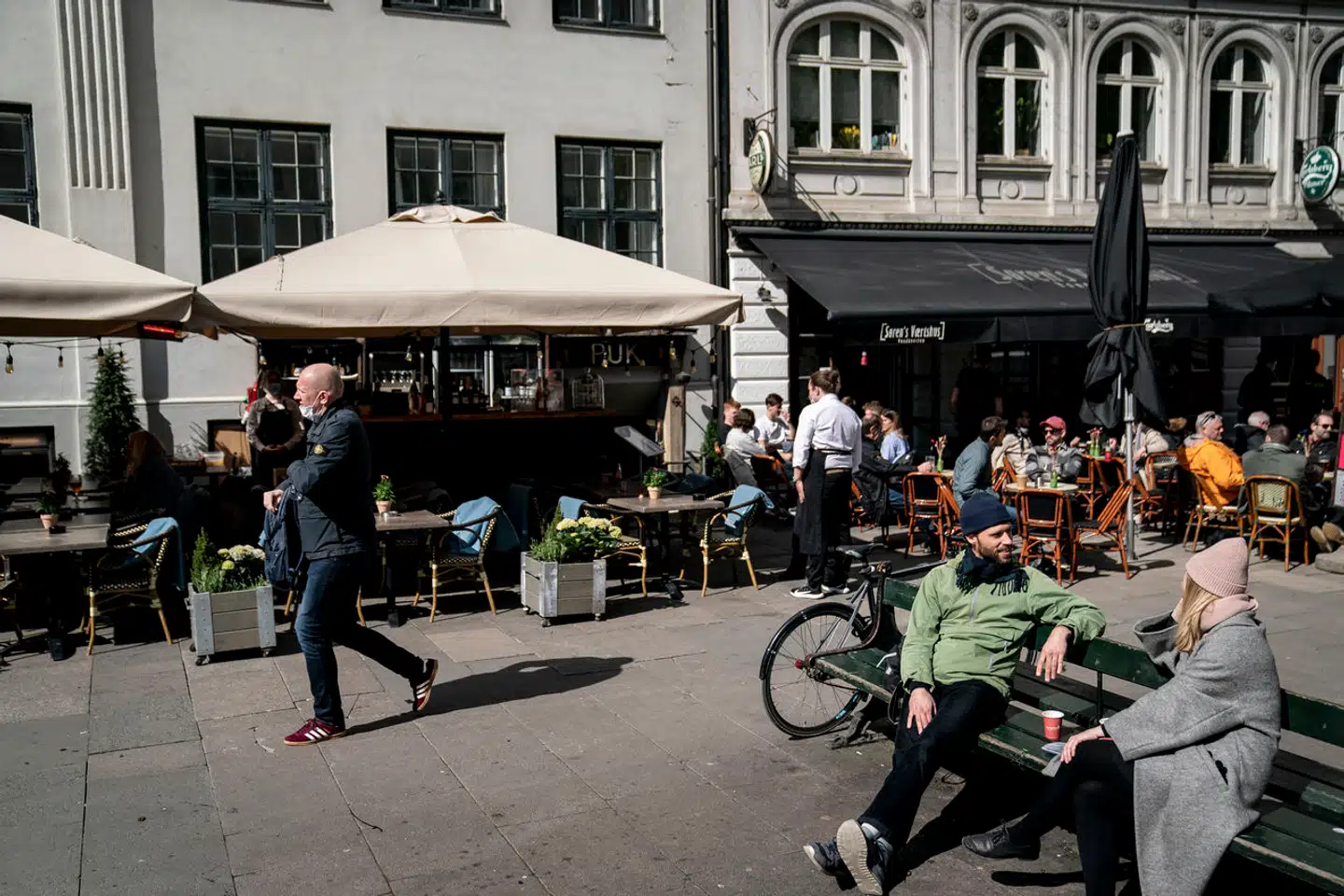 Socialdemokratiet ønsker at fastholde de nuværende regler. Det betyder, at udeserveringen kan fortsætte til midnat og enkelte steder helt til klokken 02.00.