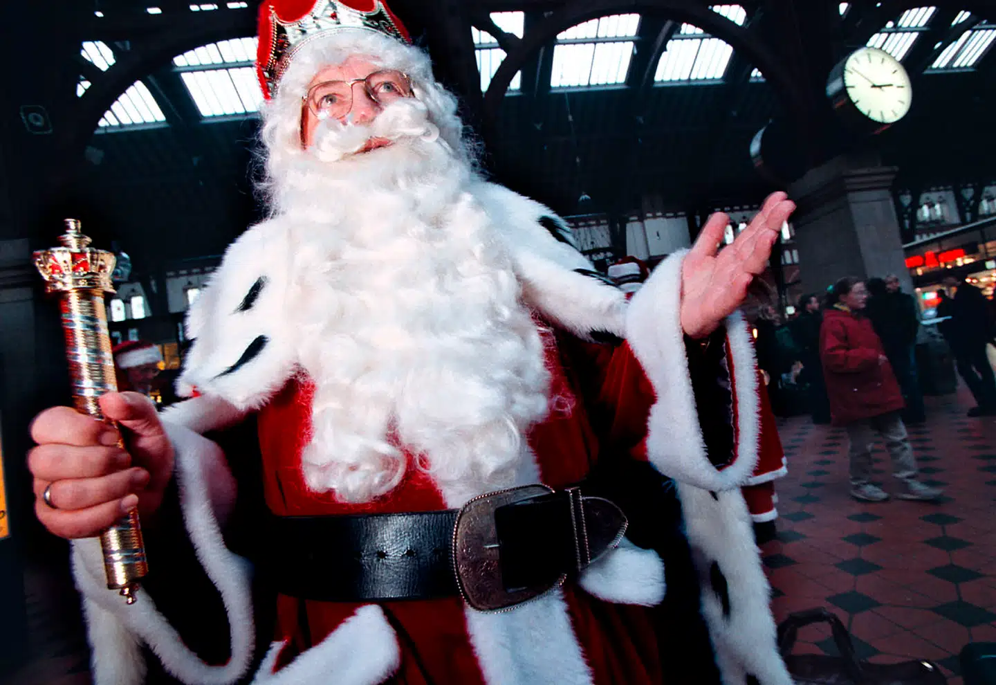 I gennemsnit vil danskerne i år bruge 2.603 kroner på julegaver og vil i alt give seks gaver, viser den nyeste undersøgelse på området foretaget af Coop Analyse.