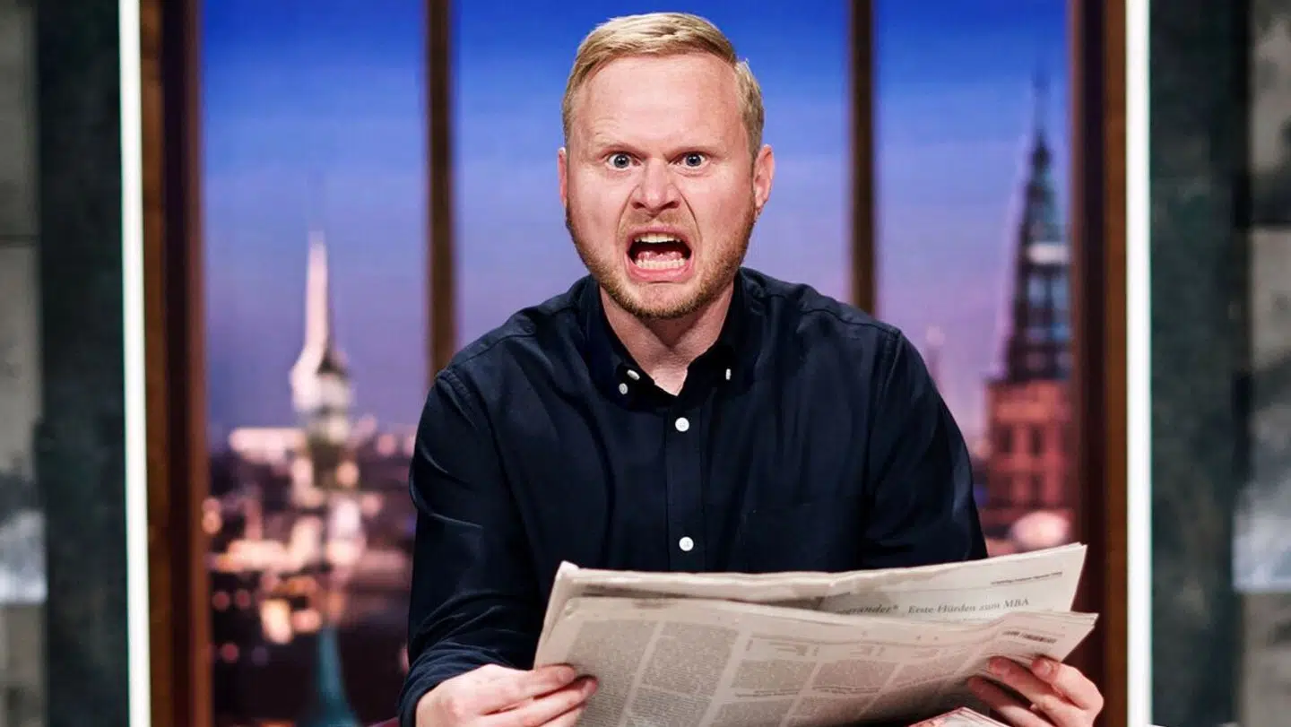 Jonatan Spang er vært på 'Tæt på sandheden', som er begyndt at gøre grin med Kronprins Frederik. Foto: DR.