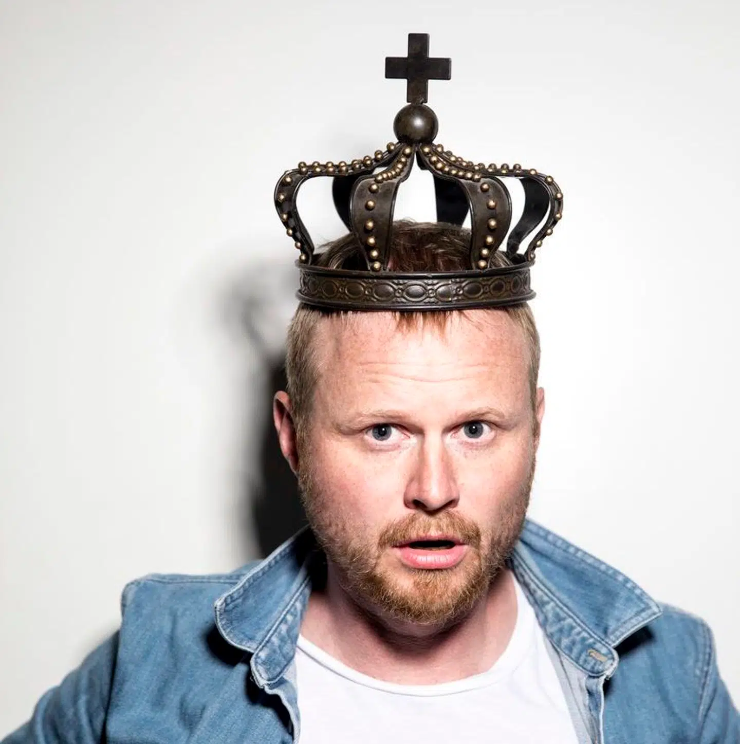 Komiker Jonatan Spang er vært på 'Tæt på sandheden'. I de seneste to afsnit af DR-satireprogrammet får Kronprins Frederik en stikpille om utroskab med på vejen.