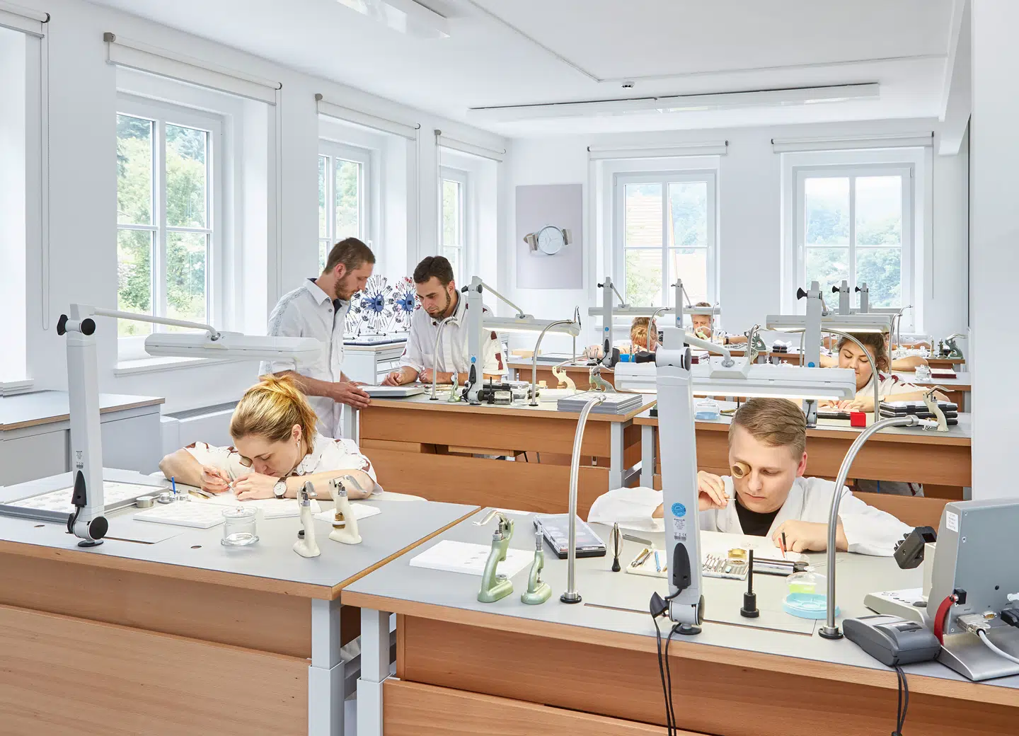 Bag urene ligger en lang og nøjsom proces med både design, udvikling og produktion.