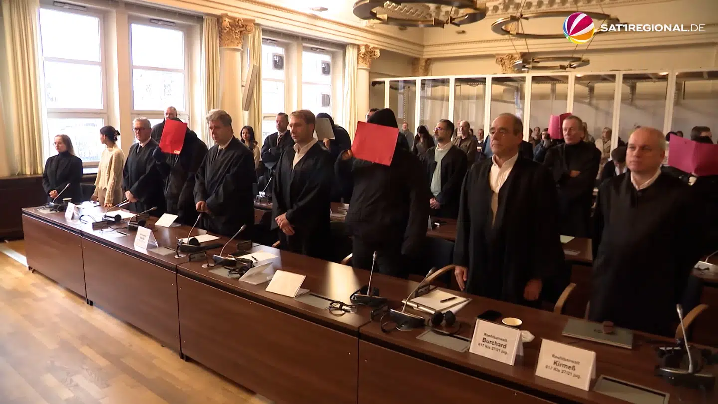 I Hamburg blev ni mænd dømt for at have voldtaget en 15-årig pige på skift i byparken. Billedet er taget i retssal 300 umiddelbart inden domsafsigelsen. Ingen af de dømte udviste den fjerneste bodfærdighed under sagen, oplyste retsformanden. Kritikere af dommen finder den alt for mild og peger på en foruroligende statistik.