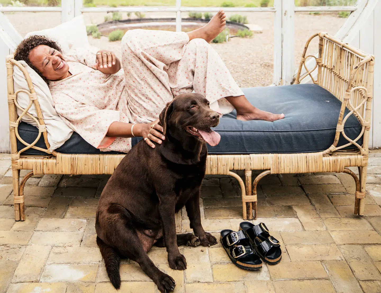 Hella Joof har for nylig udgivet Hundens bog. Kan hun overbevise en hundehader om hundens fortræffeligheder? Foto: Stine Bidstrup, Scanpix.