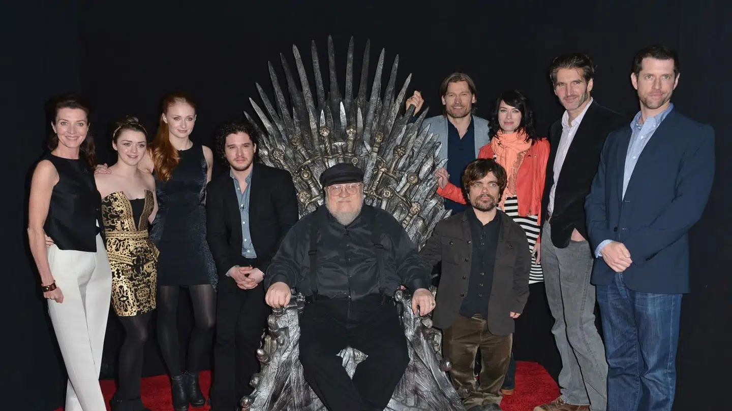 I otte sæsoner spillede Nikolaj Coster-Waldau med i 'Game of Thrones' Her er hen sammen med hele holdet: Michelle Fairley, Maisie Williams, Sophie Turner, Kit Harington, producer George R.R. Martin, Nikolaj Coster-Waldau, Peter Dinklage, Lena Headey, producer David Banioff og co-producer D.B. Weiss.