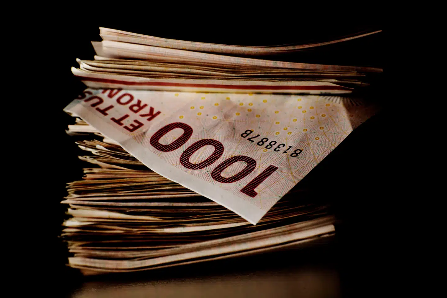 Det kan godt være, at Nationalbanken vil afskaffe tusindkronesedlen, men den er stadig et godt billede på, at danskerne har svimlende summer placeret på deres bankkonti. Lige nu 1.121 milliarder kroner. Hvordan investeres de bedst?