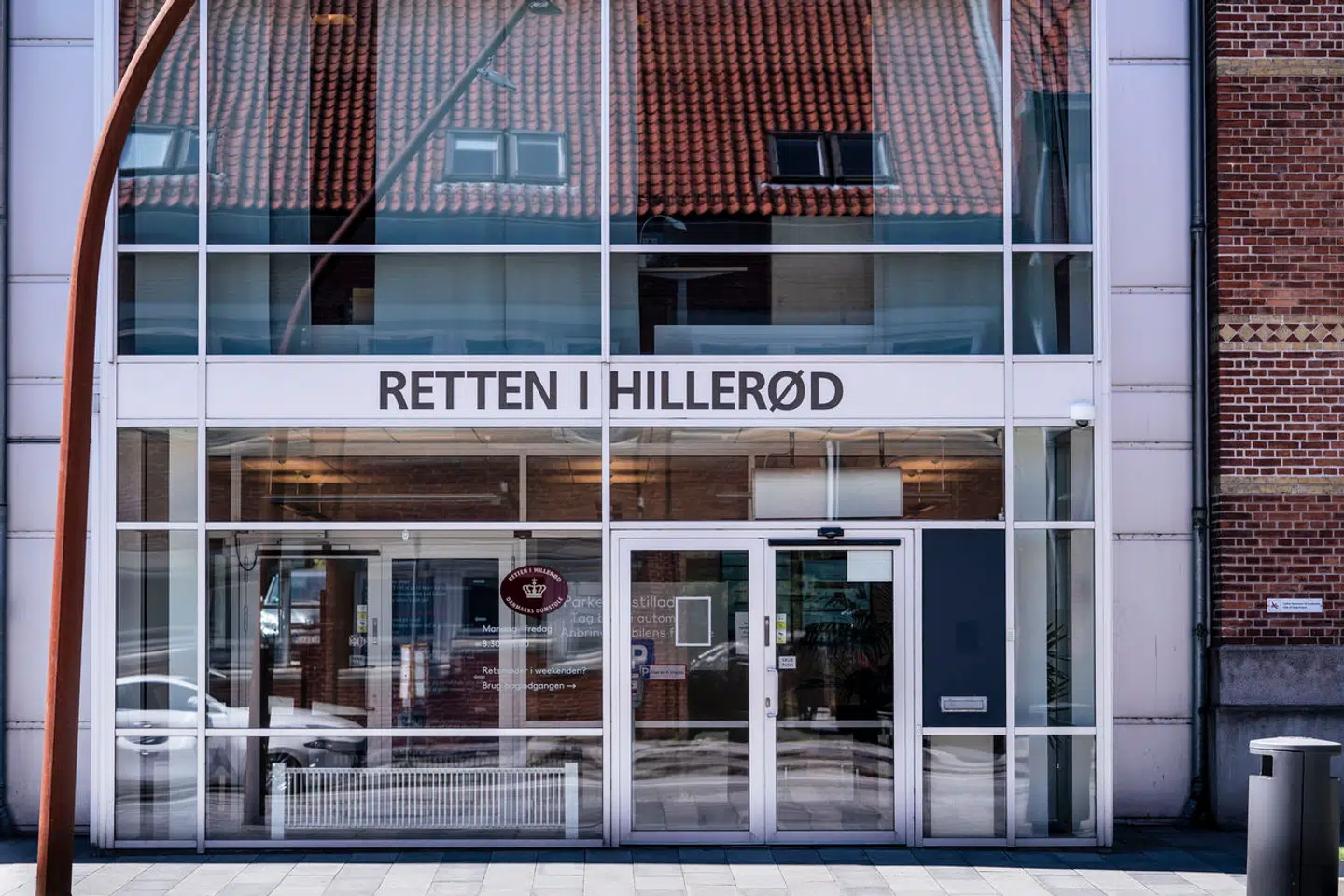 Den tiltalte politimand nægter sig ved byretten i Hillerød skyldig i anklagerne om blufærdighedskrænkelse og tjenestemisbrug i forhold til flere kvinder.
